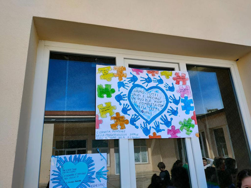 Uno dei cartelloni realizzati in occasione della Giornata mondiale della consapevolezza sull'autismo 2023