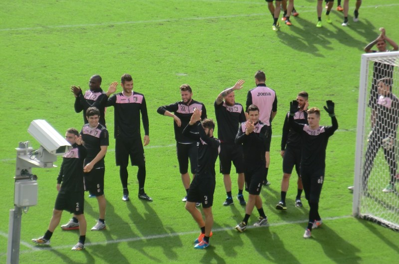 Il saluto dei giocatori del Palermo